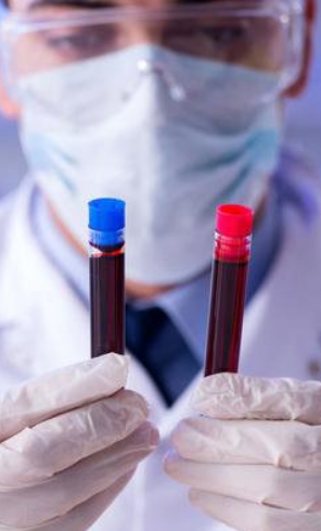Tubos de laboratorio llenos de sangre 