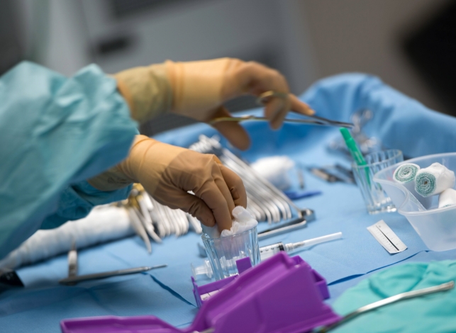 Manos de instrumentadores quirurgicos realizando una laparoscopia