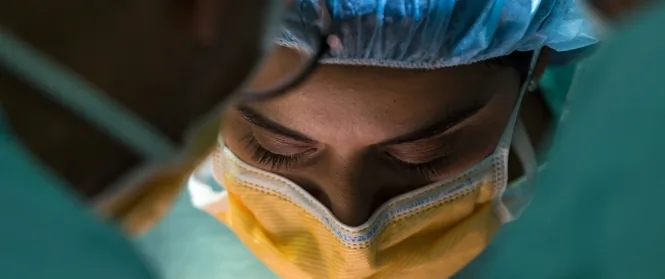 Médico realizando una cirugía laparoscópica en el quirófano de Centro Médico ABC