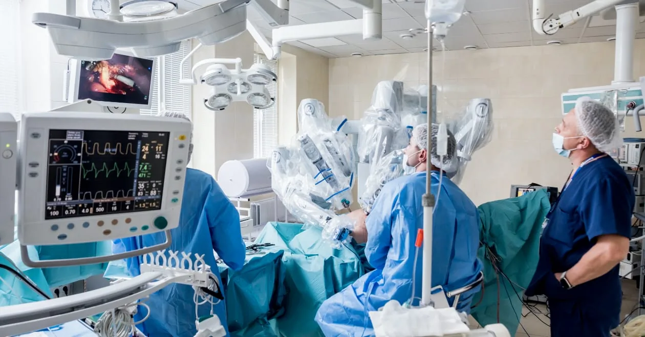 medicos observando el monitor de cirugia.