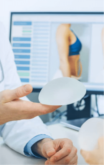 Médico sosteniendo una prótesis de senos para realizar una mamoplastía