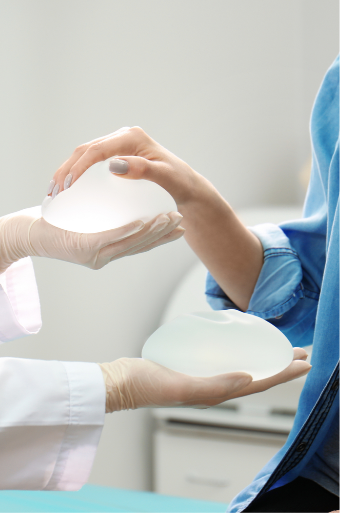 Medico y paciente revisando los implantes de senos