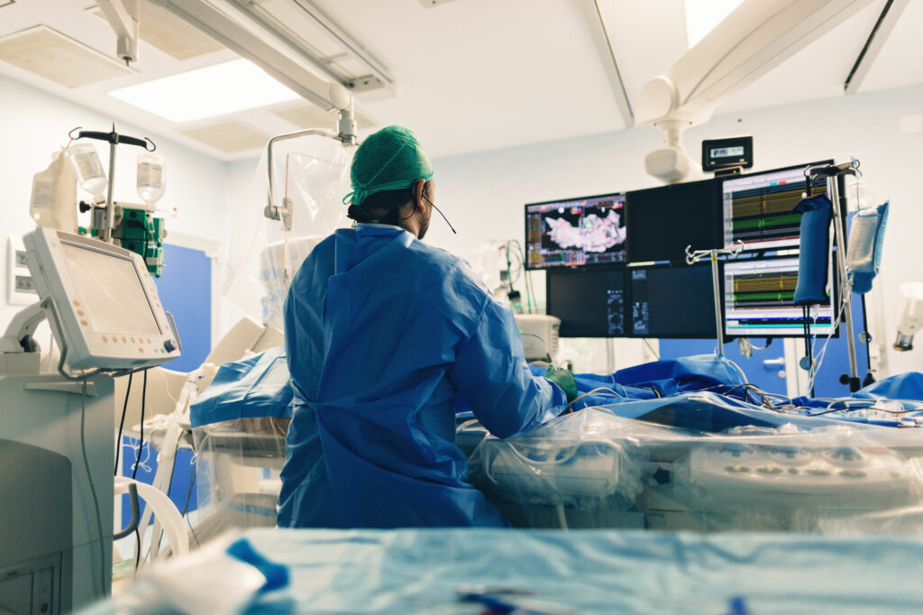 Médico realizando un estudio electrofisiológico en un paciente, para llegar al diagnóstico de la zona de su arritmia.