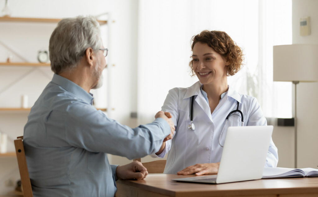 Persona realizando su trabajo de médico internista con un paciente