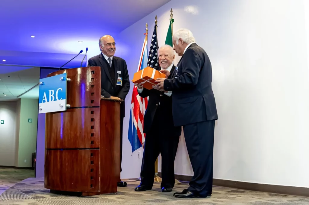 El Dr. Dr. Bruno Estañol Vidal recibiendo su reconocimiento de “Leyendas de Neurociencias” 20205.
