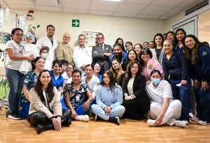 Asistentes posando tras la colocación del reconocimiento de Centro Dorado en el COPE del Centro Médico ABC.