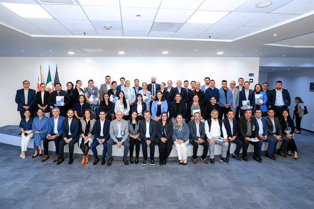 Asistentes reunidos en el auditorio para la toma de foto de su asistencia al primer evento de Capacitación y Entrega del Código de Ética y Conducta para Proveedores.