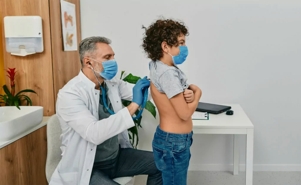 Doctor viendo los síntomas de un paciente pediátrico para identificar si es un caso de neumonía en niños u otra condición respiratoria.