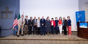 Ponentes en el Simposio internacional de radioterapia adaptativa del Centro Médico ABC posando tras finalizar el evento.