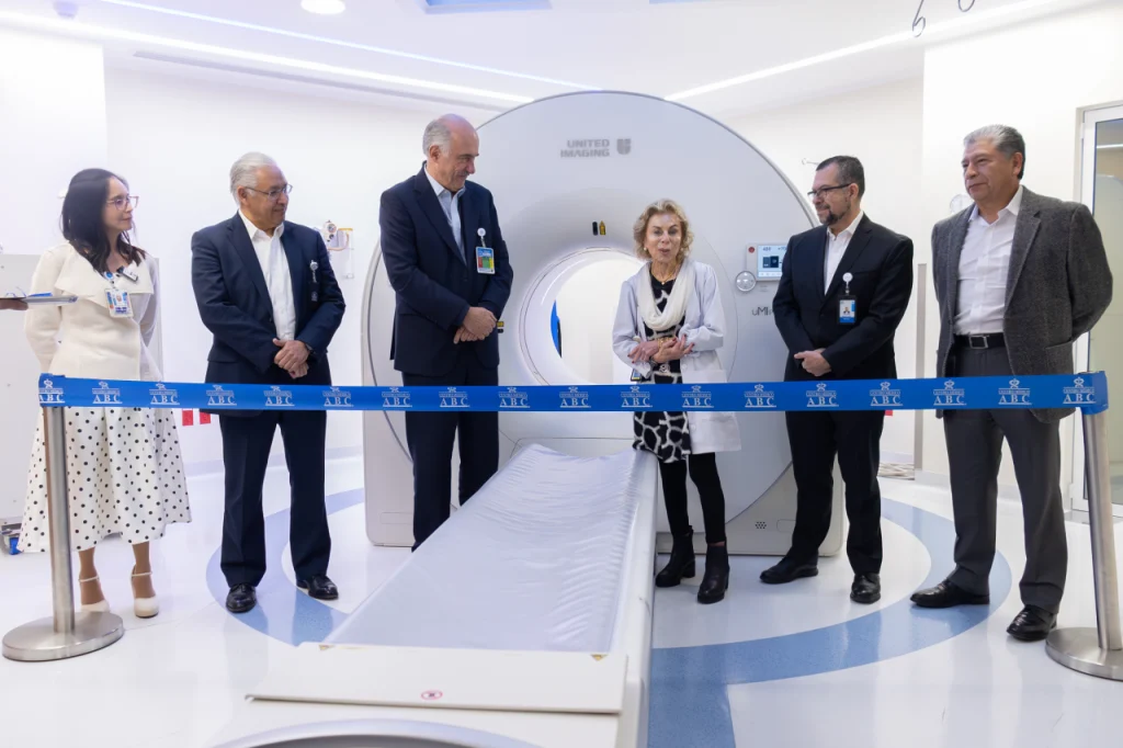 Personal del Centro Médico ABC encargados de realizar el corte de listón del nuevo PET/CT Digital para el área de imagen.