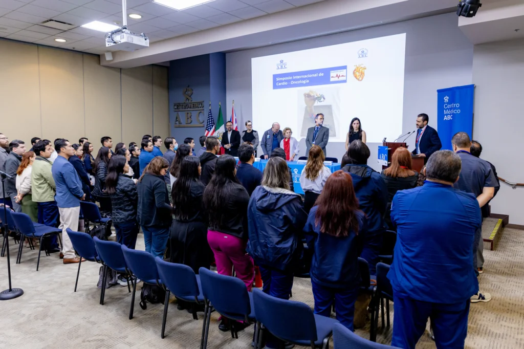 Asistentes de pie en el Simposio internacional de Cardio-Oncología 2025 impartido en el Centro Médico ABC