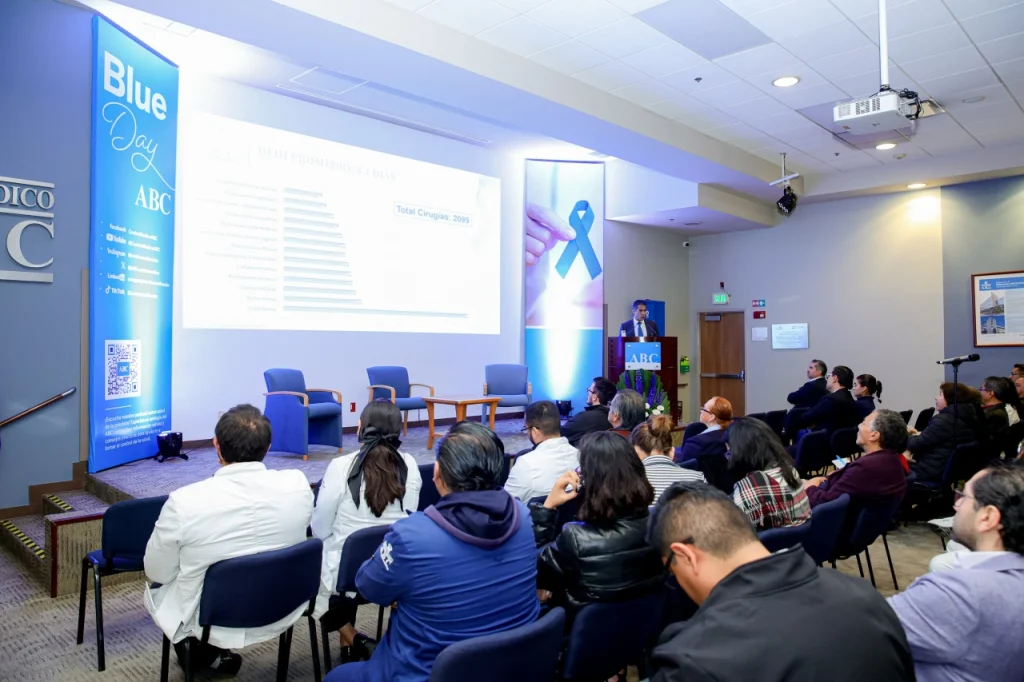 Ponente presentando charla durante el Blue Day 2025 en el Centro Médico ABC