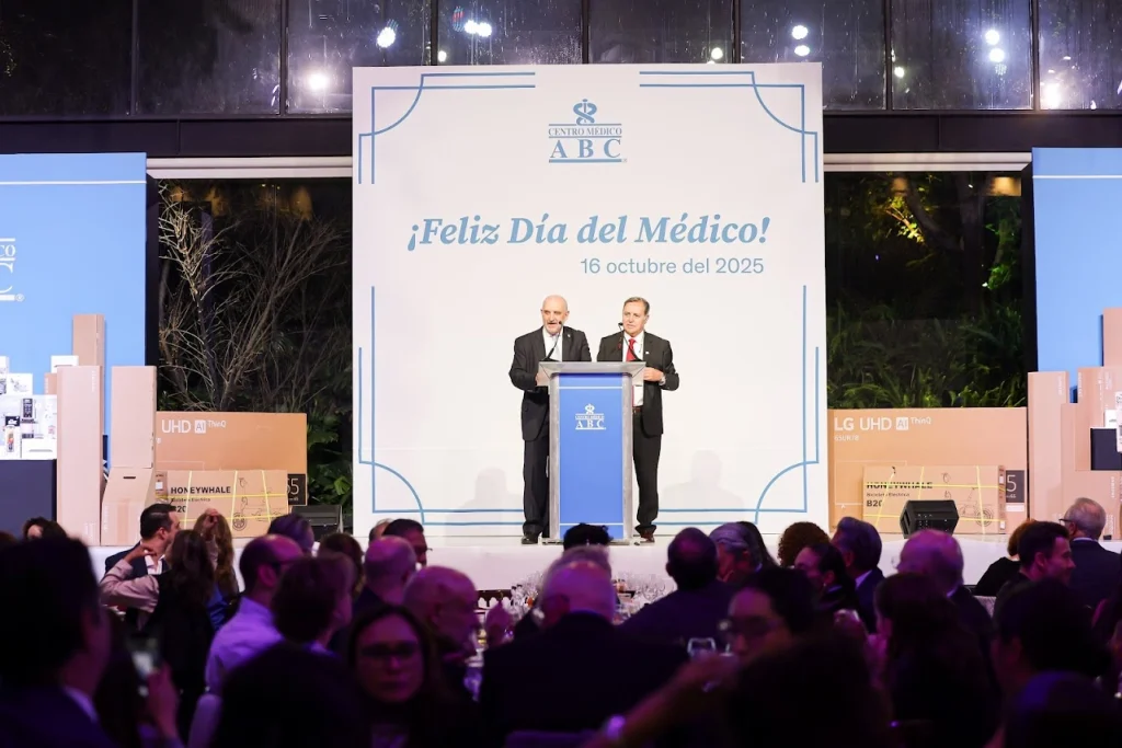 El Dr. Adiel Asch Rabinovich y del Dr. Juvenal Franco dando unas palabras de bienvenida durante el festejo del Día del Médico 2025.