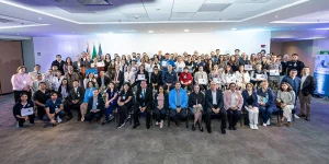 Foto grupal de asistentes y ganadores del 14ª del Foro de Mejores Prácticas en el Centro Médico ABC.