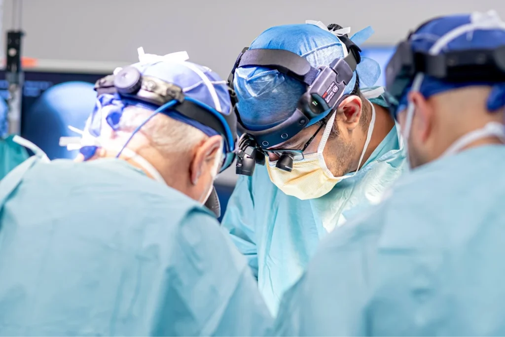 Especialistas del mejor centro neurológico en CDMX, el Centro Neurológico del Centro Médico ABC, realizando un procedimiento quirúrgico a un paciente.