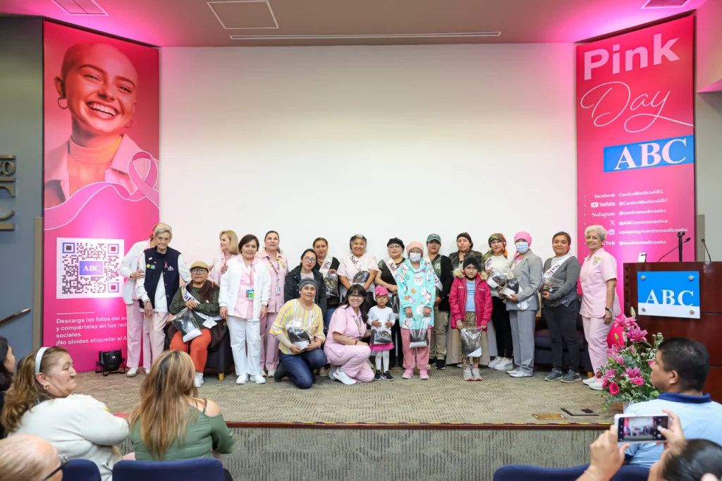 Participantes del Pink Day 2025 posando tras la entrega de pelucas oncológicas durante el evento.