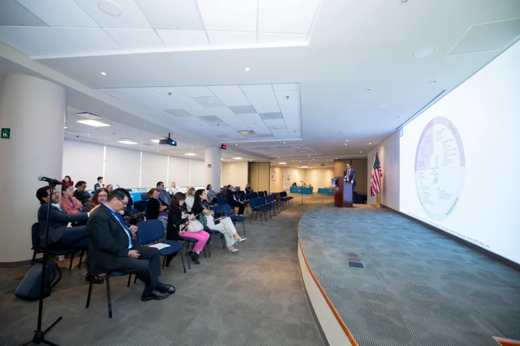 Participantes del Simposio de Cuidados Paliativos 2025 escuchando una charla durante el evento.