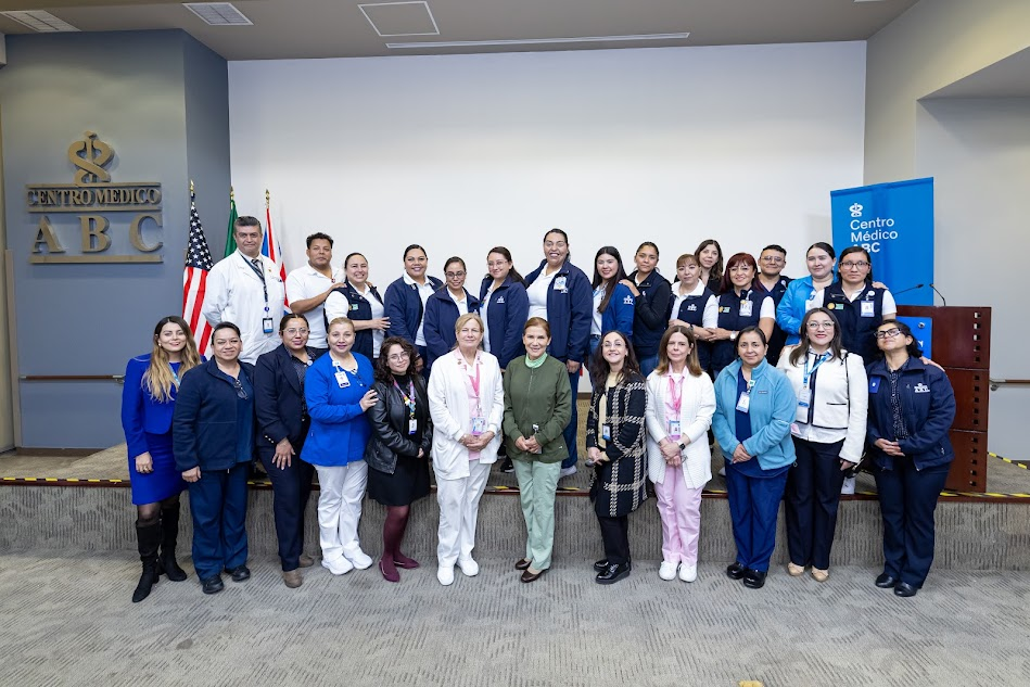 Asistentes posando para la fotografía, durante el Día del Voluntariado de Enfermería realizado en el Centro Médico ABC, Campus Observatorio.