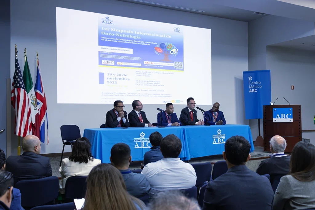 Ponentes del 1er Simposio Internacional de Onco-Nefrología realizando una mesa redonda.