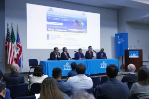 Ponentes del 1er Simposio Internacional de Onco-Nefrología realizando una mesa redonda.