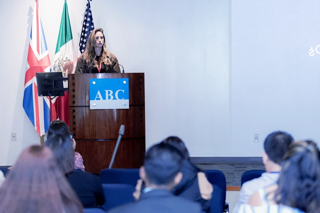 Ponente en el Simposio Neuropsicología y Psicología 2025 dando su plática, durante el evento realizado en el Centro Médico ABC, Campus Santa Fe.