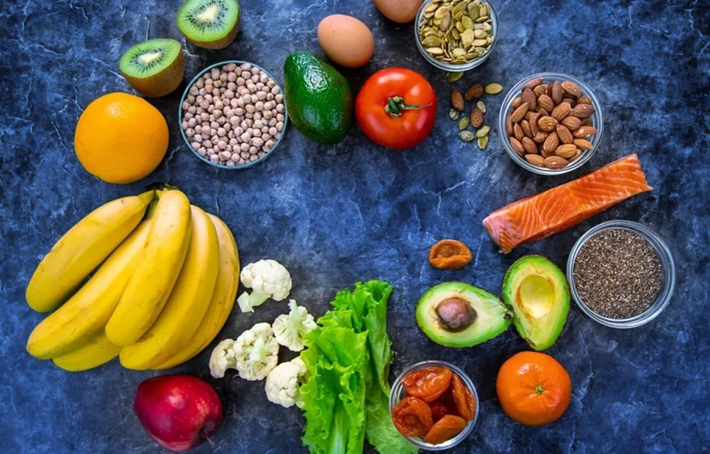 Diversos alimentos como plátanos, aguacate, salmón y frutos secos que son alimentos que ayudan a subir los niveles de potasio en algunos casos de Hipopotasemia.