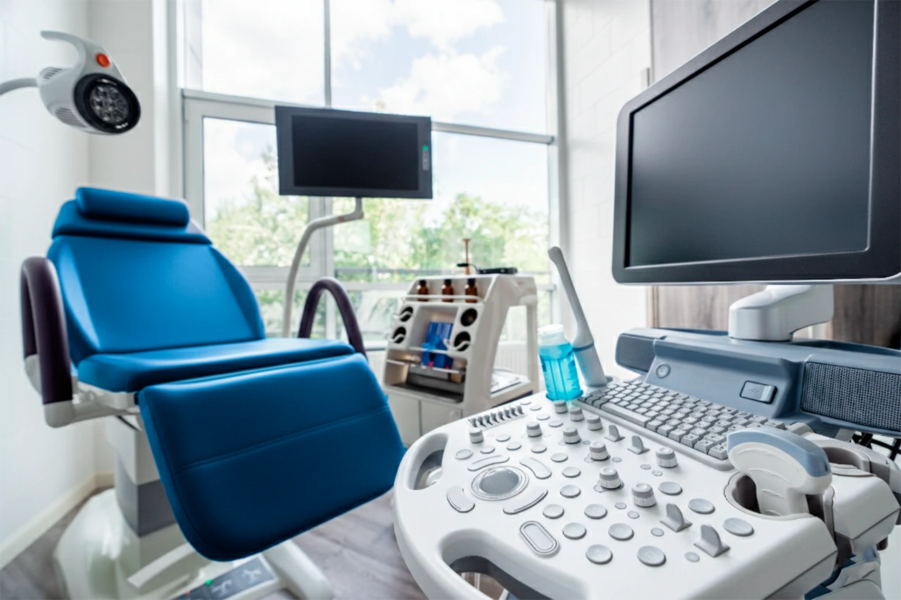Silla en un consultorio de ginecología y obstetricia, junto a un equipo de ultrasonido para las revisiones de los pacientes. Silla en un consultorio de ginecología y obstetricia, junto a un equipo de ultrasonido para las revisiones de los pacientes.