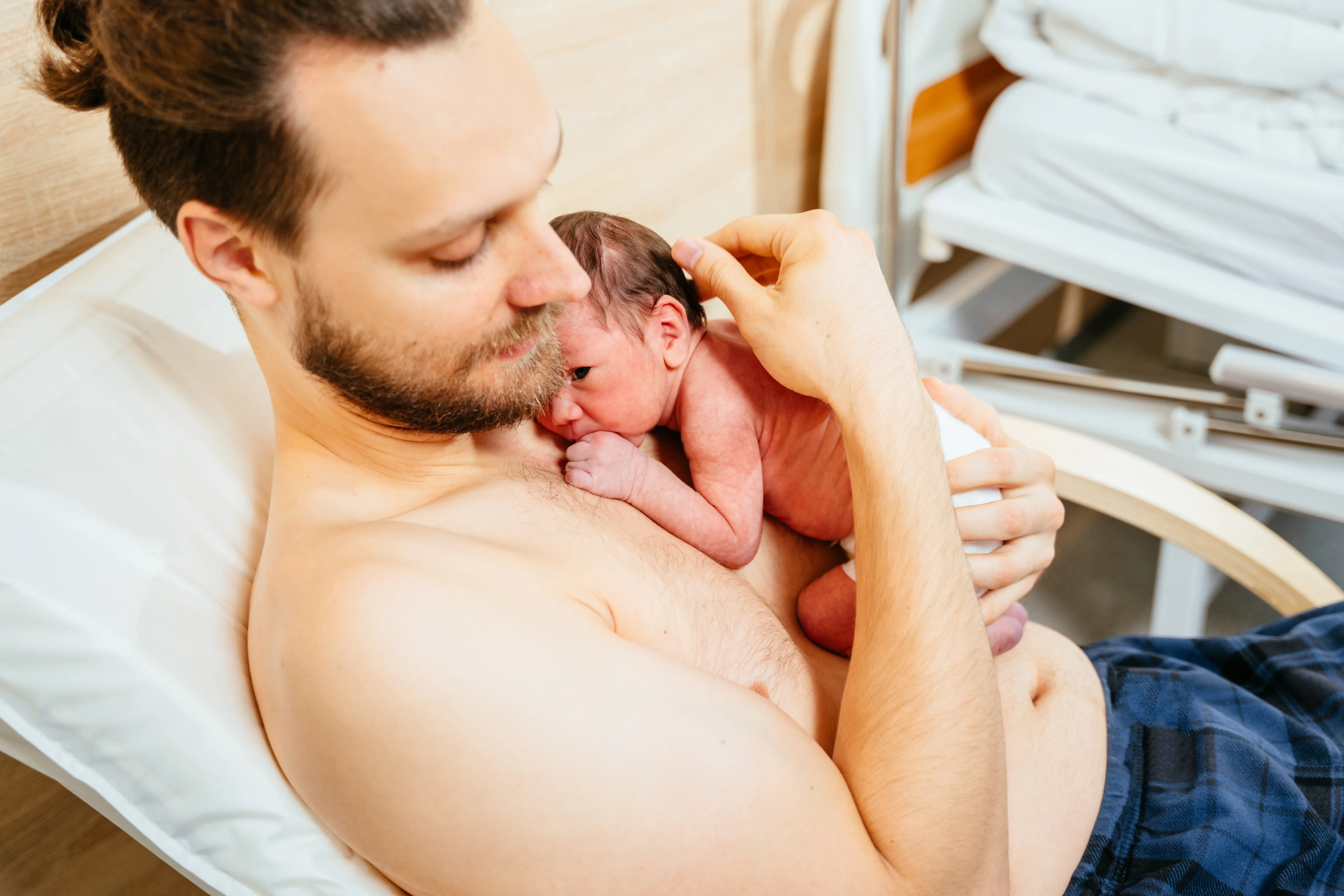 Papá con su bebé de parto prematuro, realizando la técnica de contacto piel con piel para ayudar al recién nacido. Papá con su bebé de parto prematuro, realizando la técnica de contacto piel con piel para ayudar al recién nacido.
