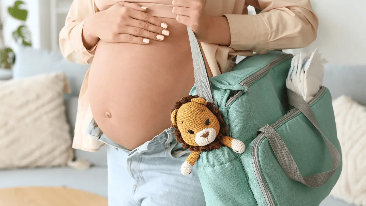 Mujer en trabajo de parto, lleva una maleta colgada al hombro para dirigirse al hospital para el nacimiento de su bebé. Mujer en trabajo de parto, lleva una maleta colgada al hombro para dirigirse al hospital para el nacimiento de su bebé.