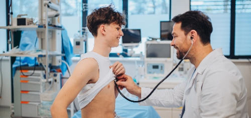 Evaluación de cambios físicos durante la adolescencia Adolescente en consulta médica revisando cambios físicos durante la pubertad