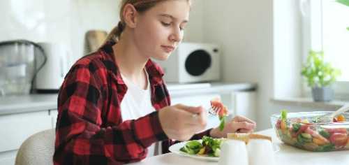 Orientación sobre nutrición y hábitos saludables en adolescentes Adolescente revisando alimentos saludables como parte de sus hábitos de nutrición