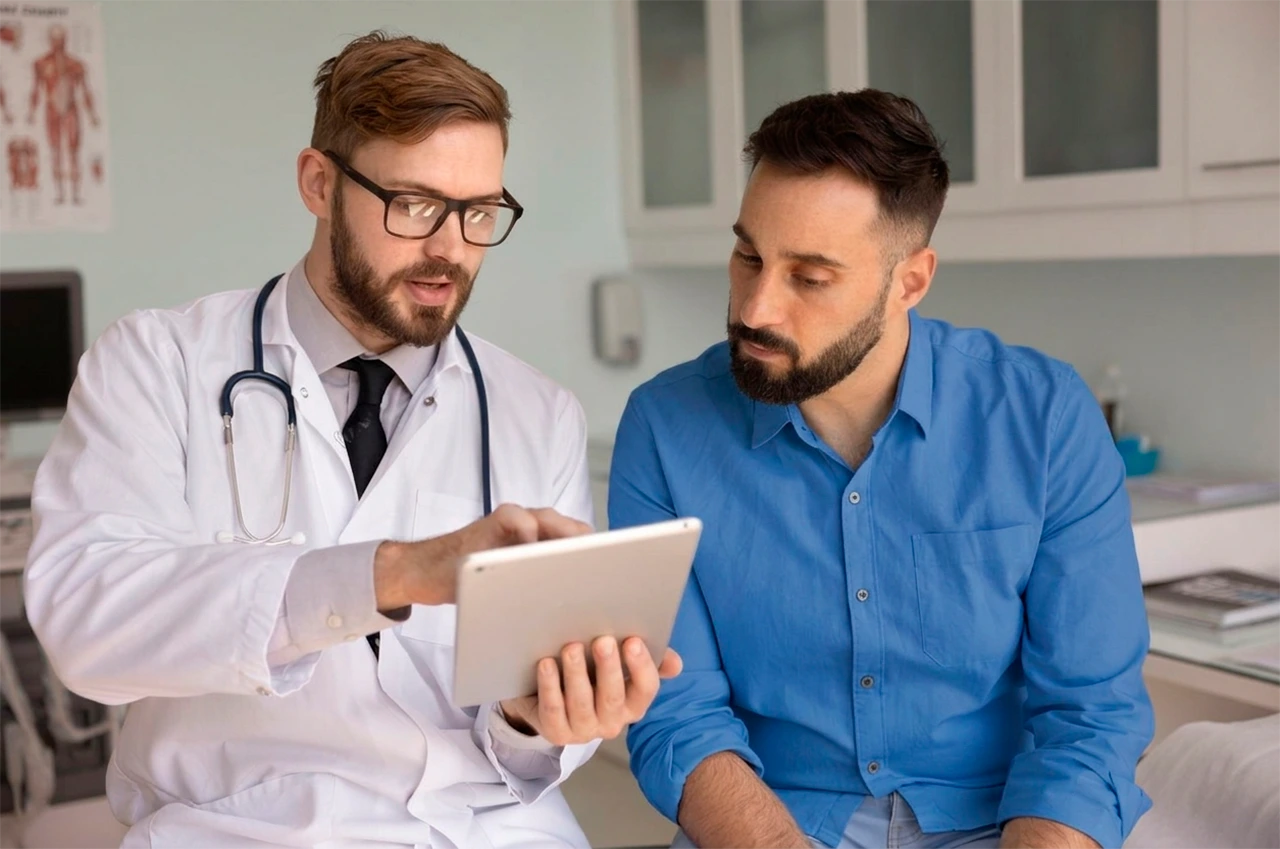 Médico general mostrando los resultados de los estudios a un paciente durante la consulta médica. Médico general mostrando los resultados de los estudios a un paciente durante la consulta médica.
