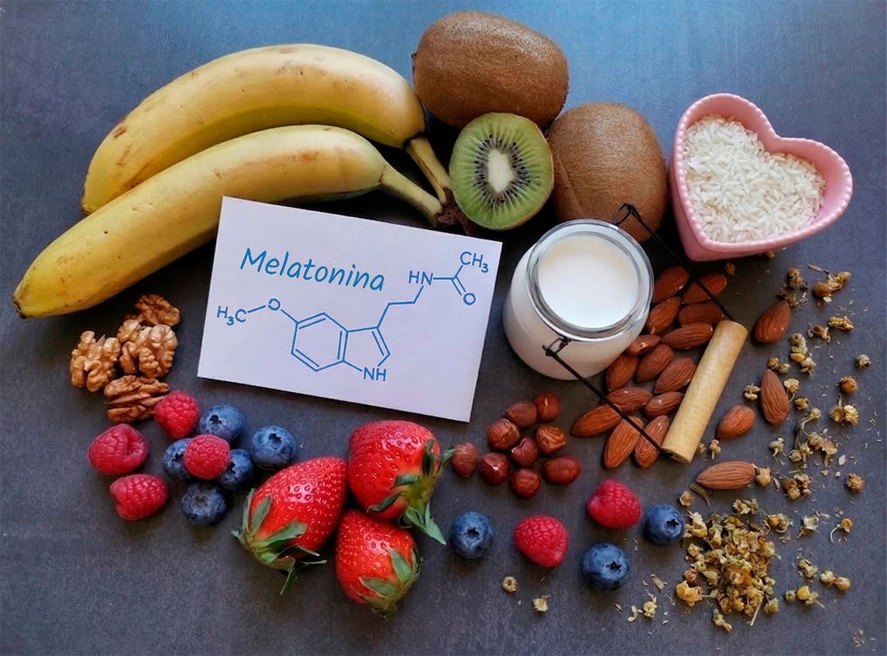 Foto de diversos alimentos como arroz, fresas, moras, plátanos y kiwis que son buenos alimentos, como apoyo que te sirve para dormir mejor. Foto de diversos alimentos como arroz, fresas, moras, plátanos y kiwis que son buenos alimentos, como apoyo que te sirve para dormir mejor.