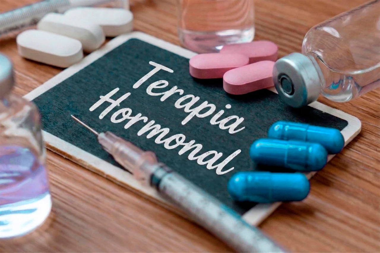 Fotos de diferentes métodos de la terapia de reemplazo hormonal que incluye pastillas e inyecciones, entre otros. Fotos de diferentes métodos de la terapia de reemplazo hormonal que incluye pastillas e inyecciones, entre otros.