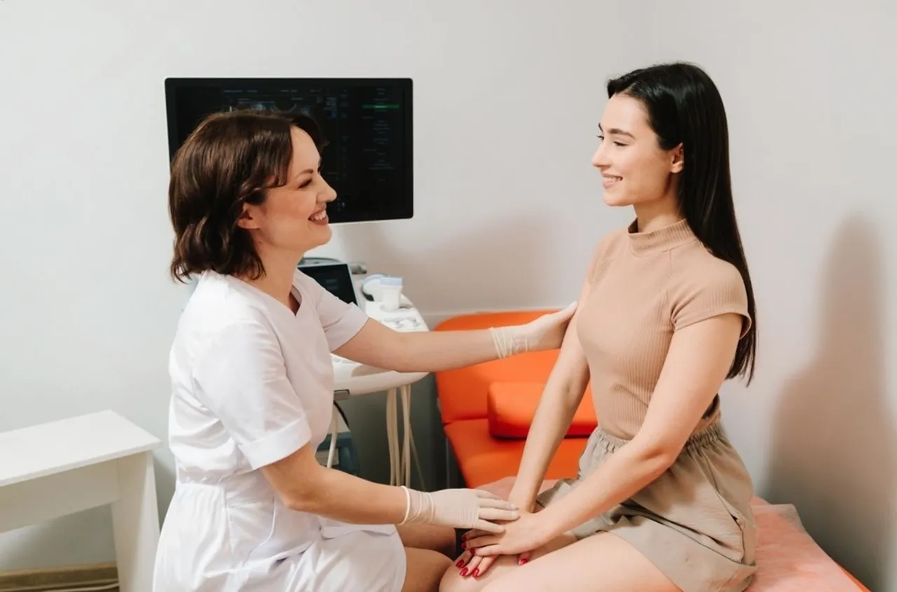 Paciente en una consulta, hablando con una ginecóloga sobre la pastilla del día siguiente.