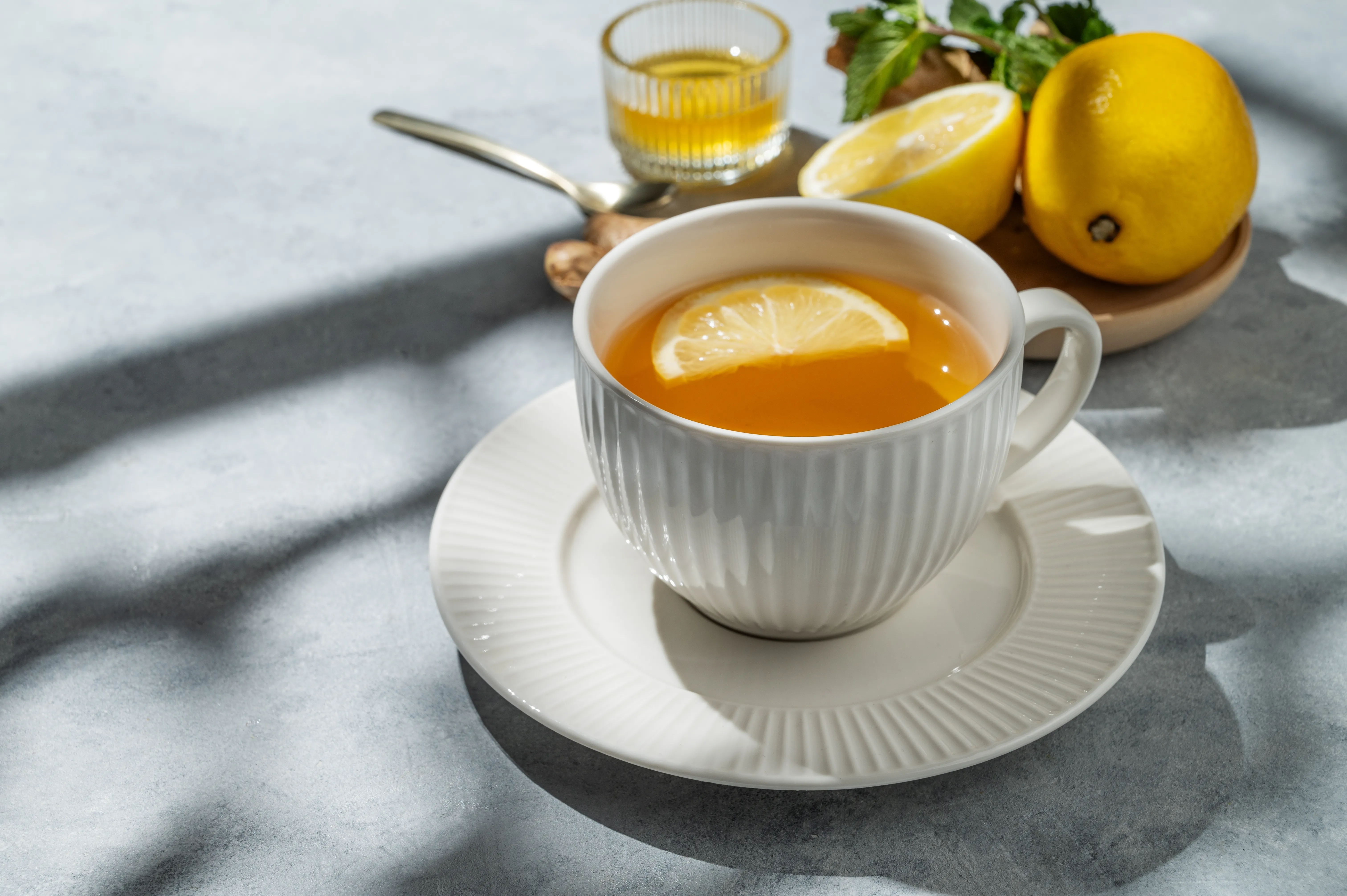 Taza de té con miel, como remedio casero para ayudar a disminuir la tos seca. Taza de té con miel, como remedio casero para ayudar a disminuir la tos seca.