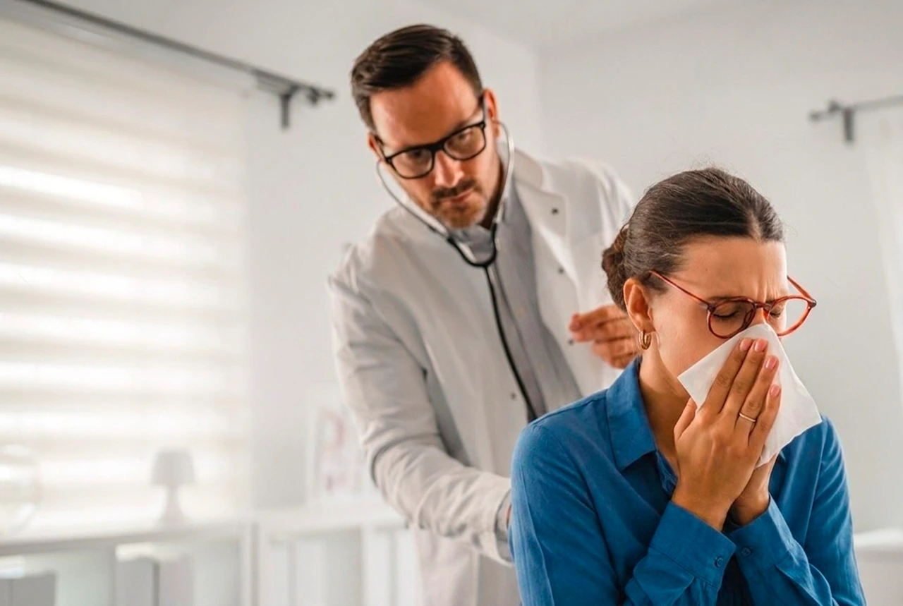 Médico en consulta, revisando los pulmones de una paciente, esta atención es más importante que los remedios caseros para la tos.