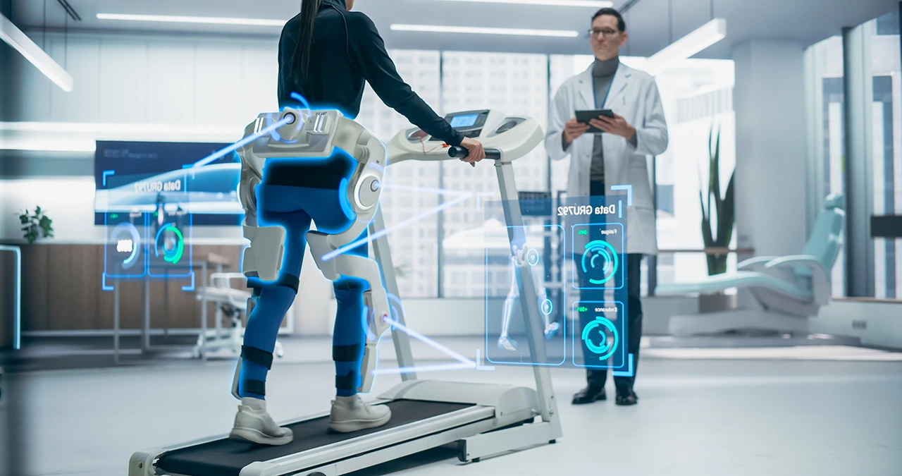 Especialista en fisioterapia y rehabilitación frente a un paciente durante su sesión de caminadora eléctrica. Especialista en fisioterapia y rehabilitación frente a un paciente durante su sesión de caminadora eléctrica.