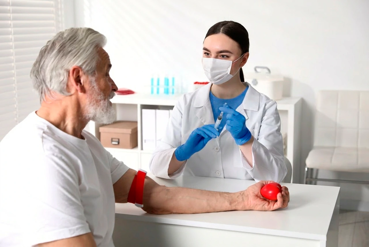 Hombre con el brazo estirado, después de que una especialista tomará una muestra para realizar un análisis de sangre. Hombre con el brazo estirado, después de que una especialista tomará una muestra para realizar un análisis de sangre.