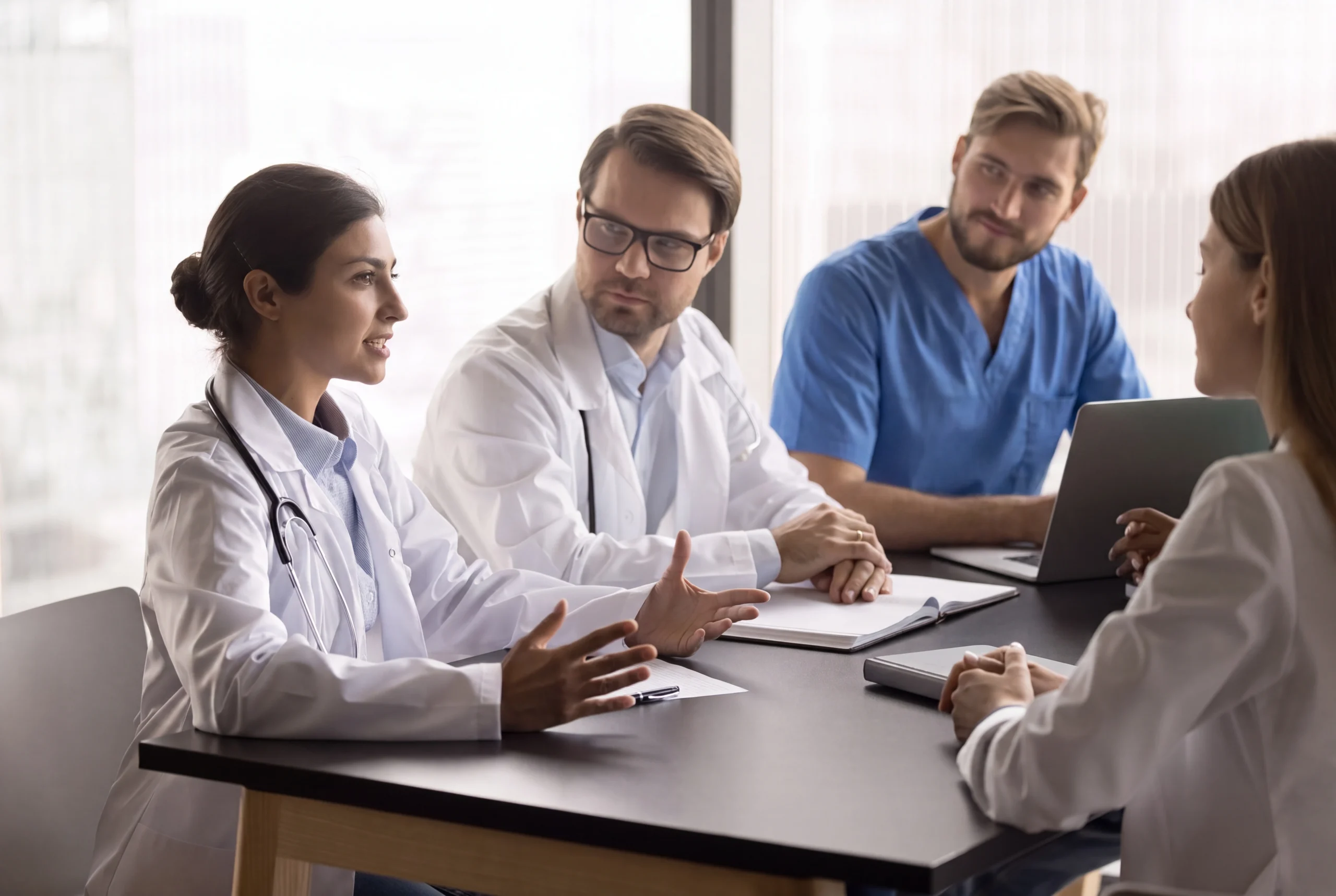 Médicos que forman parte del tratamiento multidisciplinario para abordar los diferentes tipos de oncología.