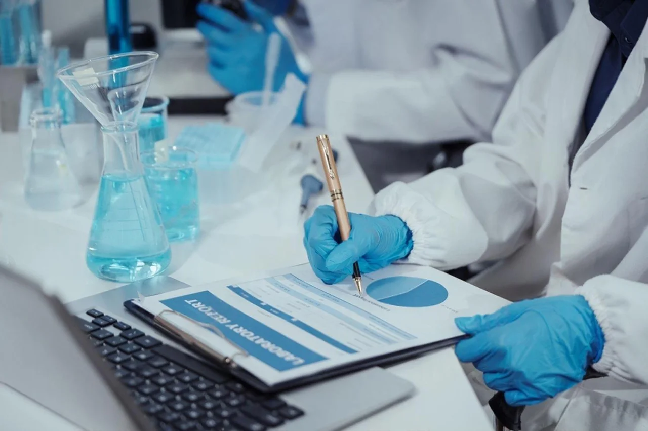 Especialista estudios los resultados impresos en el análisis de biomarcadores. Especialista estudios los resultados impresos en el análisis de biomarcadores.