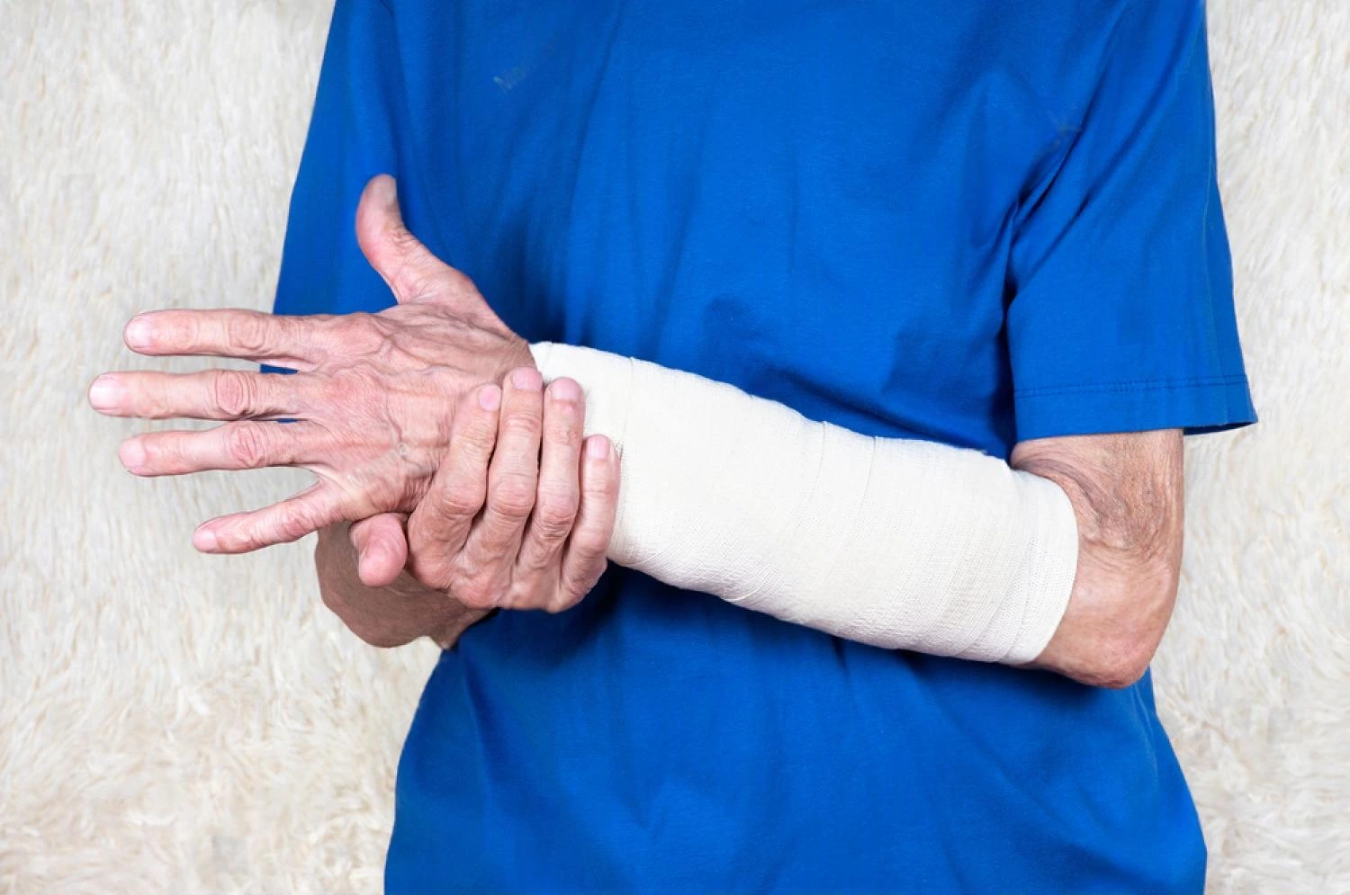Paciente con fractura de cadera en el adulto mayor, que se lastimó un brazo tras la caída.