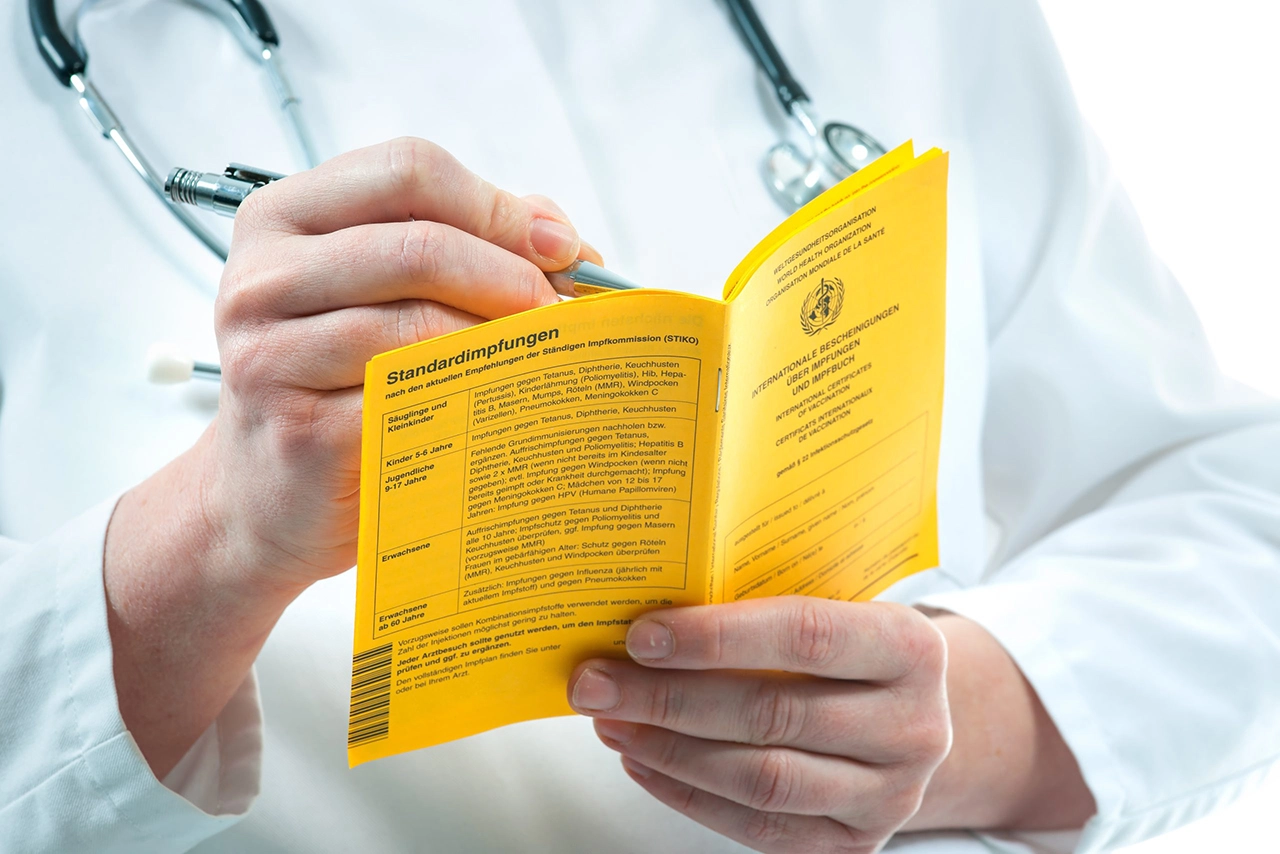 Certificado amarillo que indica la aplicación de la vacuna contra la fiebre amarilla.