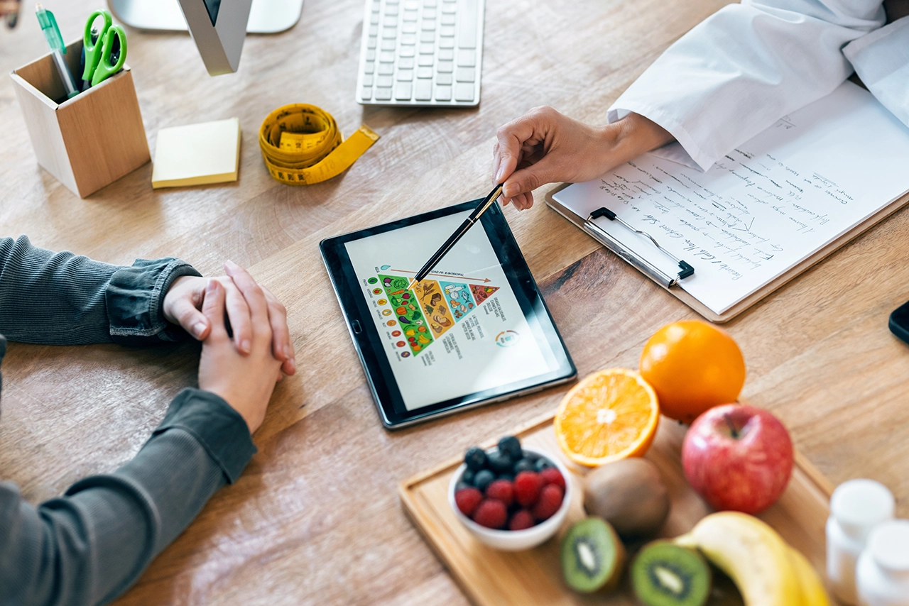 Paciente en consulta con un especialista para identificar de entre las dietas, cuál es la que cubre sus necesidades. Paciente en consulta con un especialista para identificar de entre las dietas, cuál es la que cubre sus necesidades.