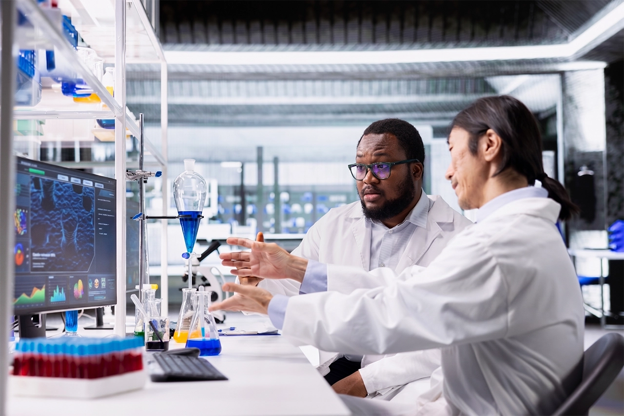 Especialistas en medicina de precisión realizando estudios de laboratorio para obtener la información pertinente. Especialistas en medicina de precisión realizando estudios de laboratorio para obtener la información pertinente.