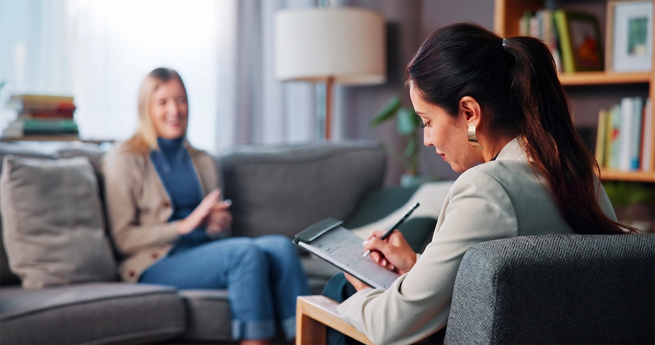 Woman in a session with her therapist, as part of the actions she takes to care for her mental health.
