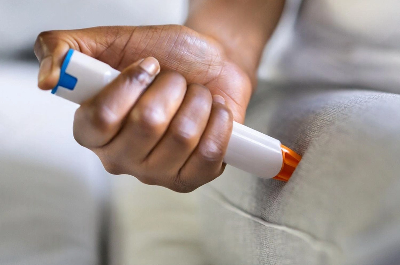 Inyección en una pierna, como parte de una de las diversas opciones en el tratamiento para la alergia.