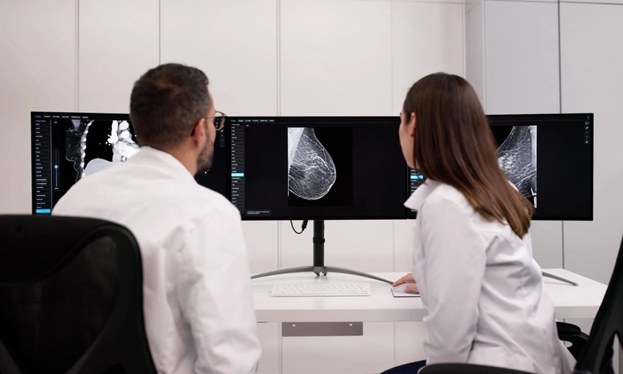 Miembros del Tumor Board, analizando una resonancia magnética de mama de una paciente.
