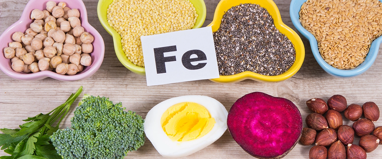 Alimentos como huevo o betabel, entre otros, con un letrero de “Fe” para indicar que productos ayudan a combatir la anemia.