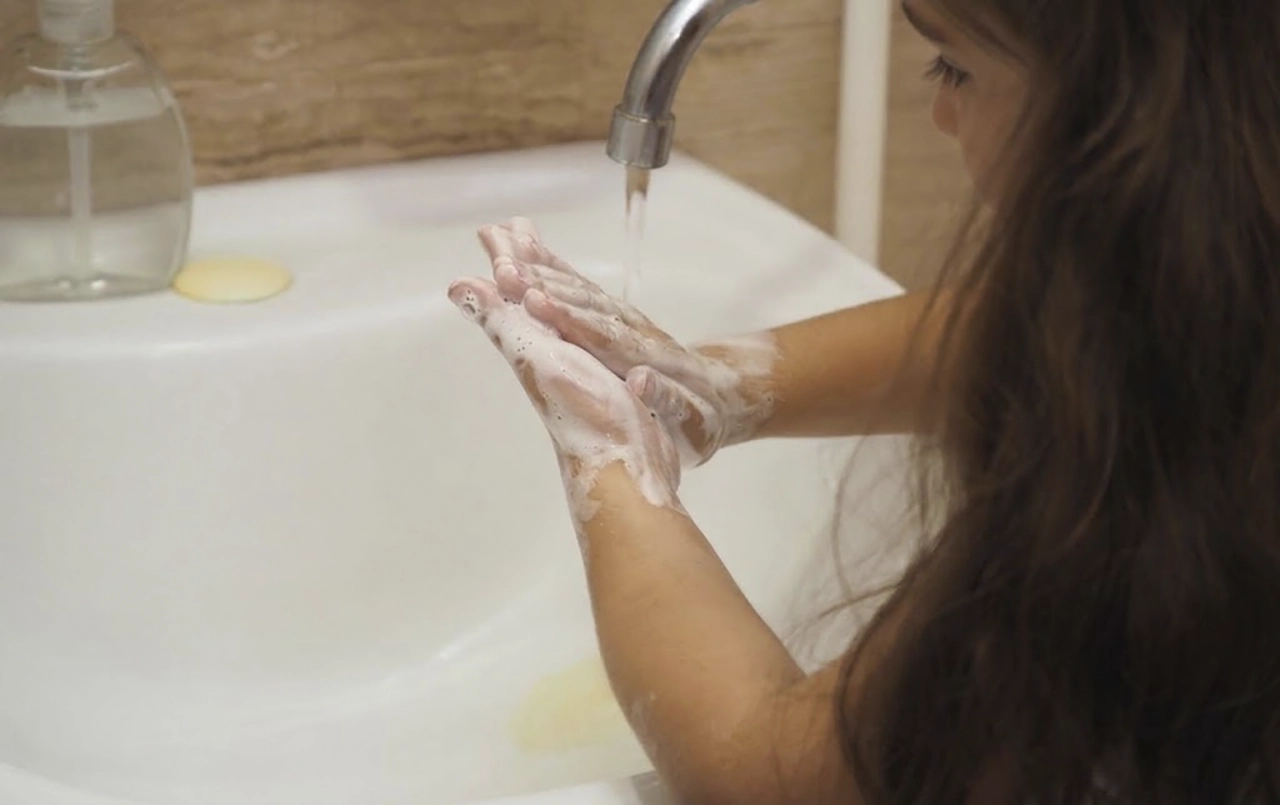 Niña lavándose las manos como parte de los cuidados ante el COVID-19 y la prevención del Long COVID. Niña lavándose las manos como parte de los cuidados ante el COVID-19 y la prevención del Long COVID.